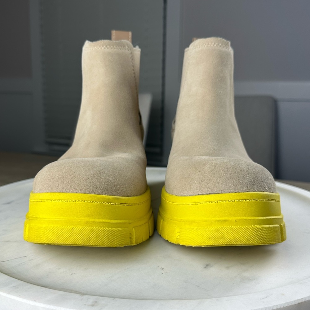 UGG Ashton Tan Boots with Bright Yellow Soles - Picture 6 of 9
